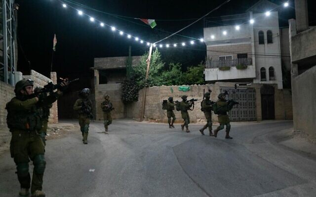 Des soldats de Tsahal en opération en Cisjordanie le 27 juin 2022. (Crédit : Tsahal)