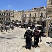 L'hôtel Impérial (à gauche) et l'auberge Petra (à droite), situés entre la porte de Jaffa et le marché arabe dans la Vieille Ville de Jérusalem, le 21 juin 2022. (Crédit : Sue Surkes/Times of Israel)