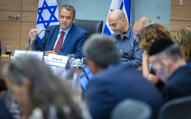 Gilad Kariv leads assiste à une réunion de la commission des lois et de la constitution, lors d'une discussion sur la préparation des propositions de loi pour la "loi sur les accusés" et la loi de dissolution de la Knesset, au parlement israélien, le 26 juin 2022. (Crédit : Olivier FItoussi/Flash90)