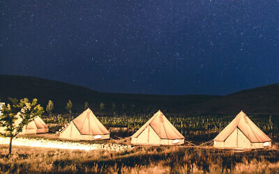 Camping glamping nocturne avec glamping.co.il (Crédit : Daniel Bear)