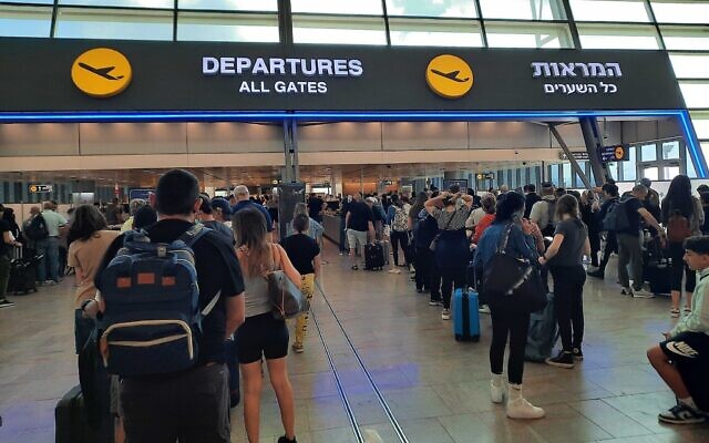 Files d'attente pour les contrôles de sécurité, à l'aéroport Ben Gurion, le 26 juin 2022 (Crédit : Amy Spiro/Times of Israel)