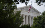 Un drapeau américain flotte devant le bâtiment de la Cour suprême des États-Unis, lundi 27 juin 2022, à Washington. (Crédit : Patrick Semansky/AP)