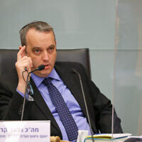 Le député travailliste Gilad Kariv prend la parole lors d’une réunion du Comité Constitution, Droit et Justice de la Knesset, le 7 février 2022. (Crédit : Noam Moskowitz/Knesset)