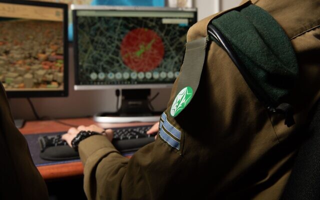 Illustration : Un soldat de l'unité du renseignement militaire de l'armée israélienne travaille sur un ordinateur. (Crédit : Tsahal)