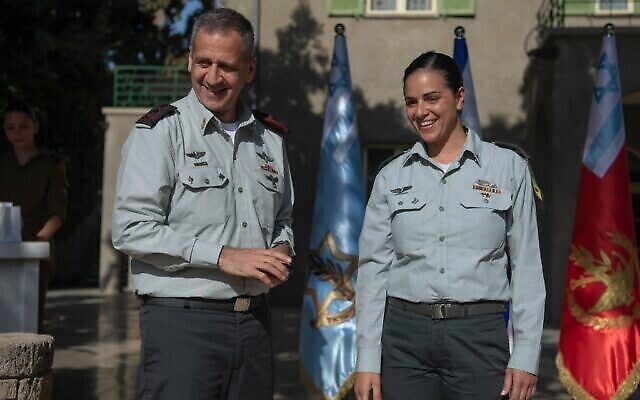 Le lieutenant-général Aviv Kohavi, chef d’État-Major de Tsahal, à gauche, décerne à Reut Rettig-Weiss le grade de colonel, le 16 juillet 2022. (Crédit : Armée israélienne)