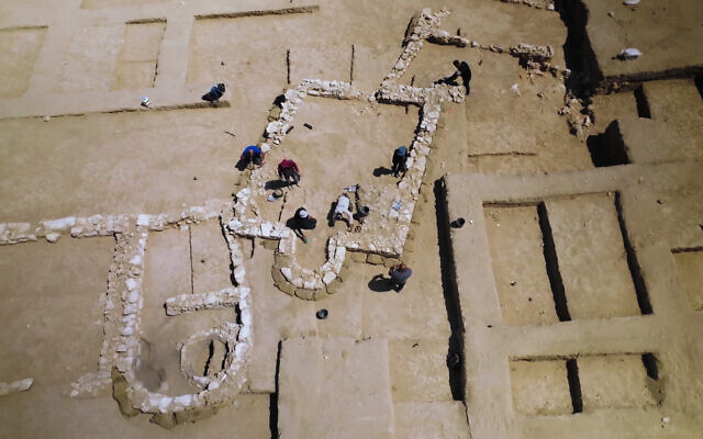 Photographie aérienne d'une mosquée du 7e siècle aux abords de Rahat. (Crédit : Emil Aladjem, Israel Antiquities Authority)