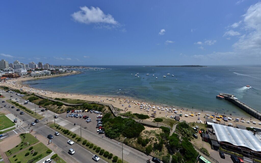 Une vue de la plage de Punta del Este, en Uruguay. (Crédit: Mariana Suarez/AFP via Getty Images/ via JTA)