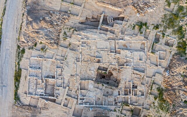 Des photos aériennes montrant les vestiges de structures luxueuses du 7e siècle après de Rahat. (Crédit : Assaf Peretz, Israel Antiquities Authority)