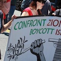 Illustration : Pancarte appelant au boycott d’Israël lors d’une manifestation anti-israélienne à San Francisco, en avril 2011. (Crédit : CC BY-dignidadrebelde, Flickr)
