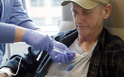 Un patient atteint d'un cancer reçoit une immunothérapie Illustration (Crédit : Elaine Thompson/AP Photo)