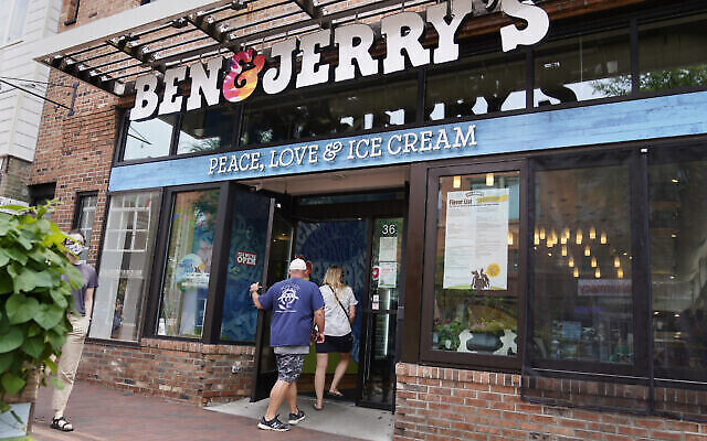 Deux clients entrent dans la boutique de crème glacée Ben & Jerry’s à Burlington, Vermont, le 20 juillet 2021. (Crédit : AP Photo/Charles Krupa)