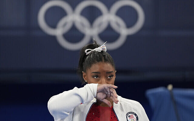 Simone Biles, des États-Unis, lors des Jeux olympiques de Tokyo, en 27 juillet 2021. (Crédit : AP Photo/Ashley Landis)