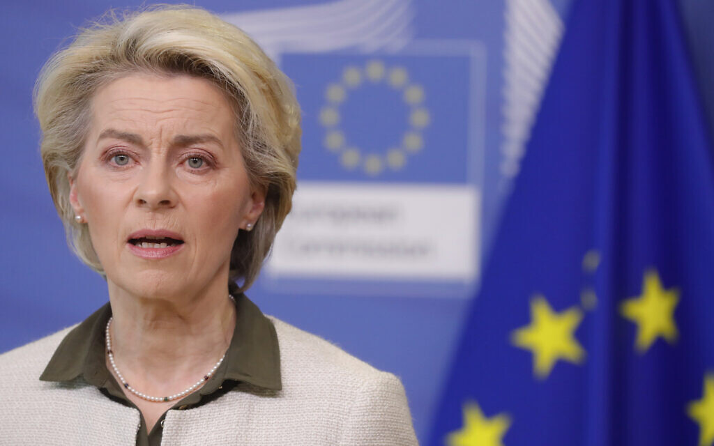 La présidente de la commission européenne Ursula von der Leyen pendant une déclaration à la presse au siège de l'UE à Bruxelles, le 27 février 2022. (Crédit : Stephanie Lecocq, Pool Photo via AP)