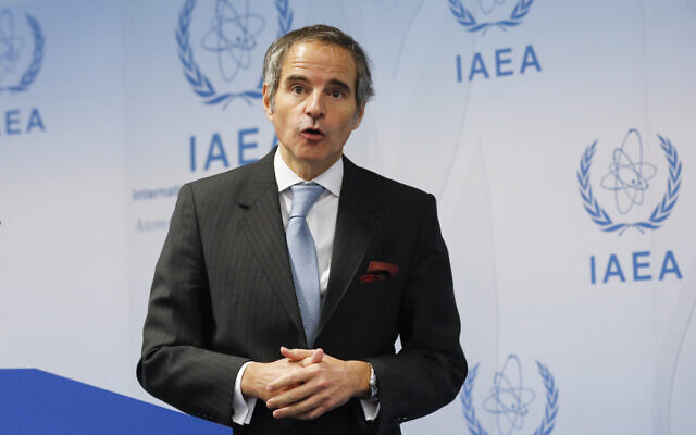 Le directeur de l'AIEA, le général Rafael Mariano Grossi, lors d'une conférence de presse au siège de l'agence, dans le centre international de Vienne, en Autriche, le 2 mars 2022. (Crédit : AP Photo/Lisa Leutner)