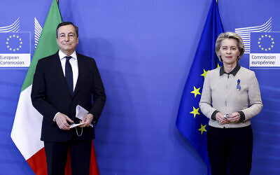 La présidente de la Commission européenne Ursula von der Leyen, à droite, salue le Premier ministre italien  Mario Draghi avant une rencontre au siège de l'UE à Bruxelles, le 7 mars 2022. (Crédit : Kenzo Tribouillard, Pool Photo via AP)