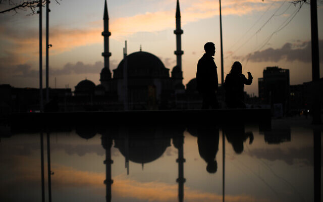 La mosquée de Taksim au coucher du soleil lors du premier jour du mois de jeûne musulman du Ramadan, à Istanbul, en Turquie, samedi 2 avril 2022. (Crédit : AP/Francisco Seco)