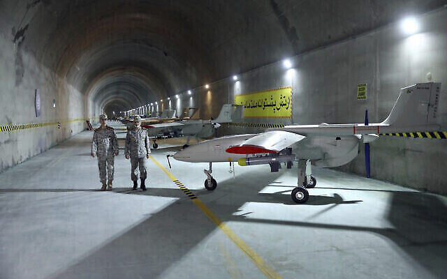 Illustration : Le chef d’état-major général des Forces armées, le Général Mohammad Hossein Bagheri, à gauche, et le Général Abdolrahim Mousavi visite un tunnel souterrain utilisé comme base de drone de l’armée au cœur de l’ouest des montagnes de Zagros, samedi 28 mai 2022. (Crédit : Armée iranienne via AP)