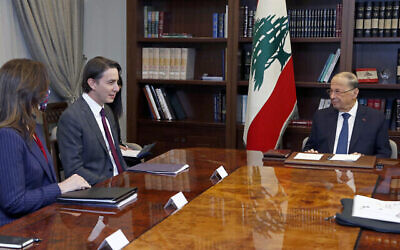 Le président libanais Michel Aoun, à droite, rencontre l’envoyé des États-Unis pour les Affaires énergétiques Amos Hochstein, au centre, et l’ambassadrice des États-Unis au Liban, Dorothy Shea, à gauche, au palais présidentiel de Baabda, à l’est de Beyrouth, au Liban, le 9 février 2022. (Crédit : Dalati Nohra/Gouvernement libanais via l'AP)