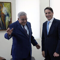 Le ministre libanais des Affaires étrangères Abdallah Bouhabib, à gauche, rencontre l'envoyé américain pour les affaires énergétiques Amos Hochstein à Beyrouth, au Liban, le 14 juin 2022. (Crédit : Bilal Hussein/AP)