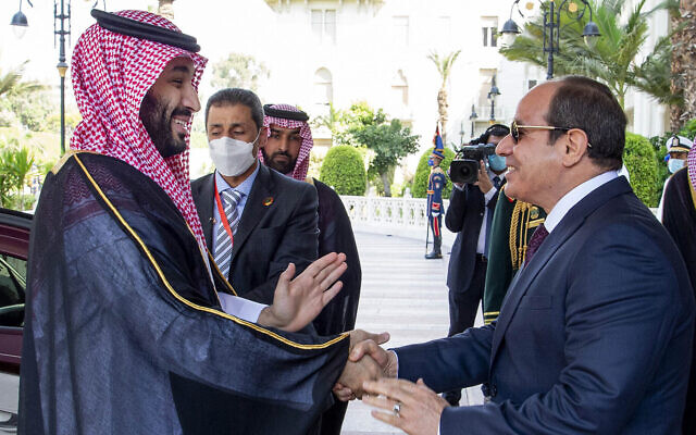 le prince héritier saoudien Mohammed bin Salman, à gauche, est salué par le président égyptien Abdel-Fattah el-Sissi, après leurs entretiens au palais présidentiel, au Caire, en Égypte, le 21 juin 2022. (Crédit : Bandar Aljaloud/Palais royal saoudien via AP)