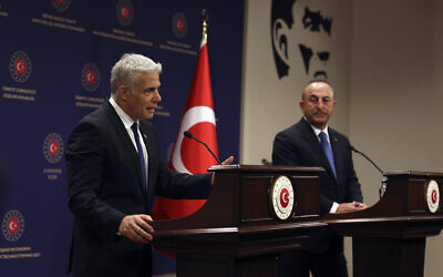 Le ministre turc des Affaires étrangères Mevlut Cavusoglu, à droite, et le ministre des Affaires étrangères Yair Lapid s'adressant aux médias après leurs entretiens, à Ankara, en Turquie, le 23 juin 2022. (Crédit : AP/Burhan Ozbilici)