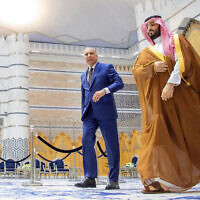 Sur cette photo publiée par le Palais royal saoudien, le prince héritier saoudien Mohammed bin Salman, à droite, accompagne le Premier ministre irakien Mustafa al-Kadhimi, à son arrivée à l'aéroport international King Abdulaziz à Jiddah, en Arabie saoudite, samedi 25 juin 2022. (Crédit : Bandar Aljaloud/Palais royal saoudien via AP)