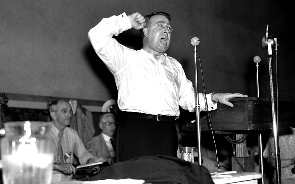 Charles E. Coughlin attaquant l'administration Roosevelt dans un discours devant la Convention nationale Townsend, le 17 juillet 1936. (Crédit : AP Photo)
