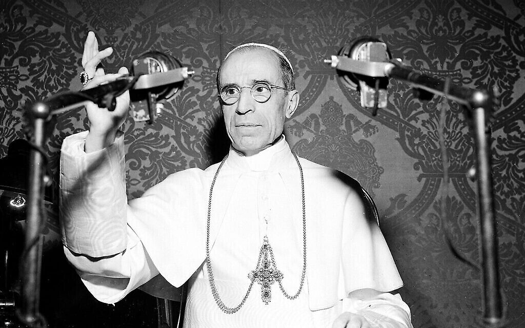 Le pape Pie XII lors d’une émission de radio du Vatican en novembre 1947. Le Pape a félicité le peuple américain pour son soutien alimentaire à l’Europe ravagée par la guerre. (Crédit : AP Photo/Luigi Felici)