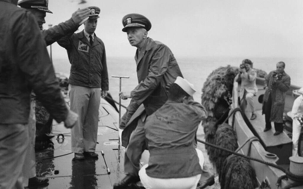 Le contre-amiral Hyman Rickover, père des sous-marins à propulsion nucléaire, monte à bord du USS Nautilus depuis le remorqueur 534 dans le détroit en aval de Brooklyn, à New York, le 25 août 1958. (Crédit : AP Photo/Pool)