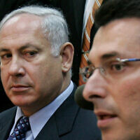 Benjamin Netanyahu et Gideon Saar lors d’une réunion de faction du Likud à la Knesset, le 21 novembre 2005. (Crédit : AP Photo/Oded Balilty)