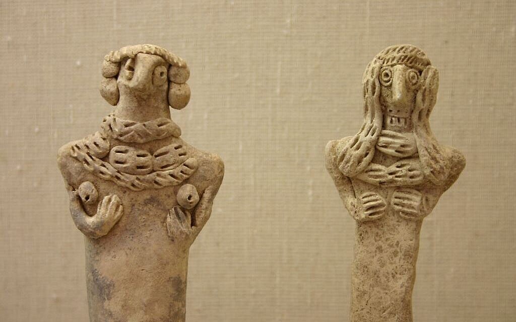 Dieux domestiques au Musée des Terres Bibliques de Jérusalem (Crédit : Shmuel Bar-Am)