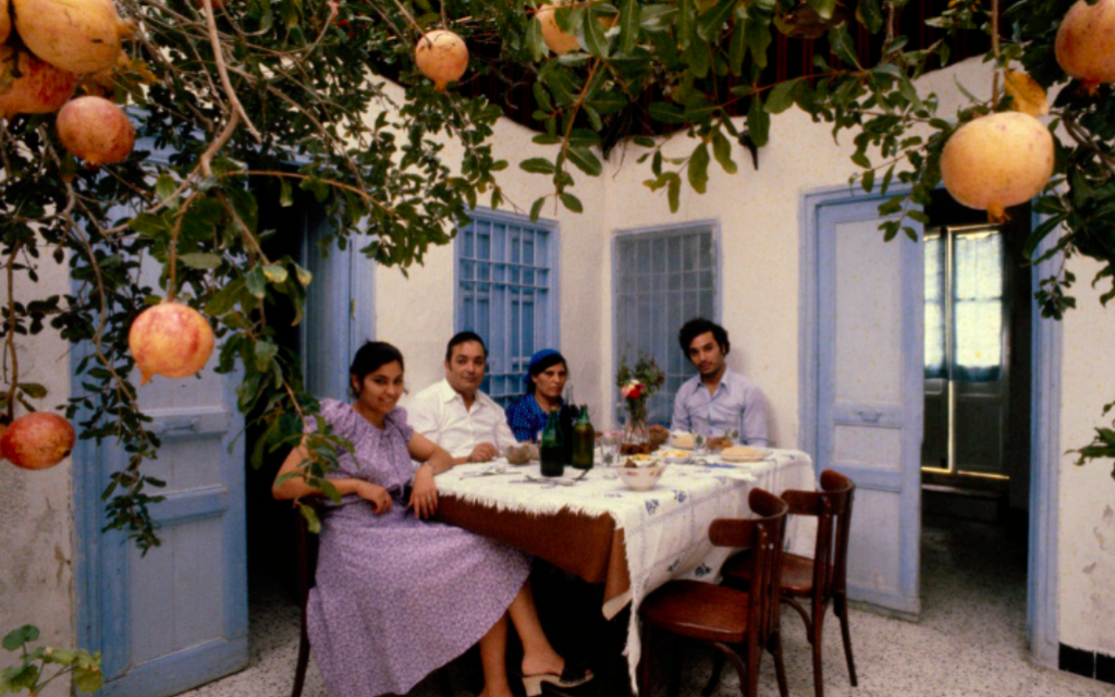 Une famille chez elle durant la fête de Soukkot. (Crédit : Jacques Pérez / Musée d’art et d’histoire du judaïsme, Paris)