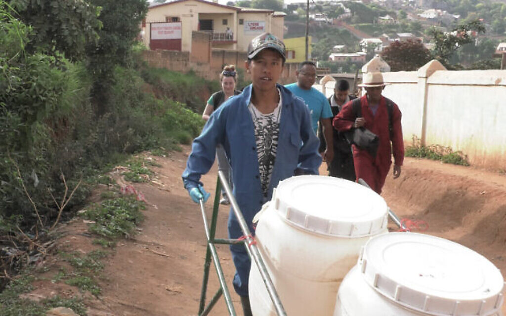 L'équipe de collecte des déchets de l'entreprise Loowatt fait sa tournée quotidienne à  Tananarive, la capitale de Madagascar. Les déchets sont collectés dans des sacs biodégradables et manuellement chargés dans un digesteur qui les transforme en fertilisants et en biocarburant. Dans les endroits où l'approvisionnement en eau n'est pas fiable, des techniques d'assainissement servent d'alternative fiable. (Autorisation : Dennis Cieri)