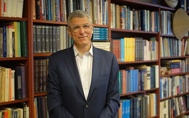 Le rabbin Rick Jacobs, à la tête de l'Union pour le Judaïsme réformé, dans son bureau de New York au mois de mai 2022. (Crédit :  Judah Ari Gross/Times of Israel)