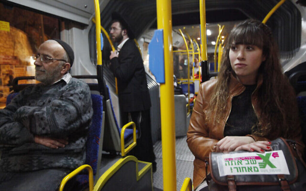 Illustration : Des Israéliens laïcs montant dans un bus où est instaurée la séparation entre hommes (à l’avant) et femmes (à l’arrière). Des femmes laïques se sont assises à l'avant, au milieu d'hommes juifs ultra-orthodoxes, dans le cadre d'une protestation contre l'exclusion des femmes dans la sphère publique, le 1er janvier 2012. (Crédit: Miriam Alster/Flash90)