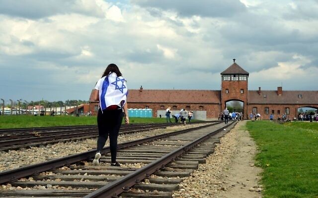 Une étudiante en voyage au camp d’Auschwitz-Birkenau, en Pologne, le 27 avril 2014. (Crédit : Yossi Zeliger/Flash90)