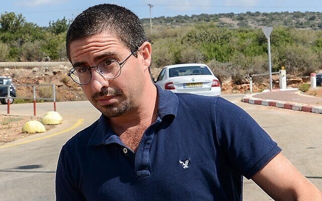 Alon Kastiel, promoteur immobilier et figure la vie nocturne de Tel Aviv, arrivant à la prison Hermon dans le nord d’Israël pour y purger sa peine pour crimes sexuels, le 26 août 2018. (Crédit : Meir Vaknin/Flash90)