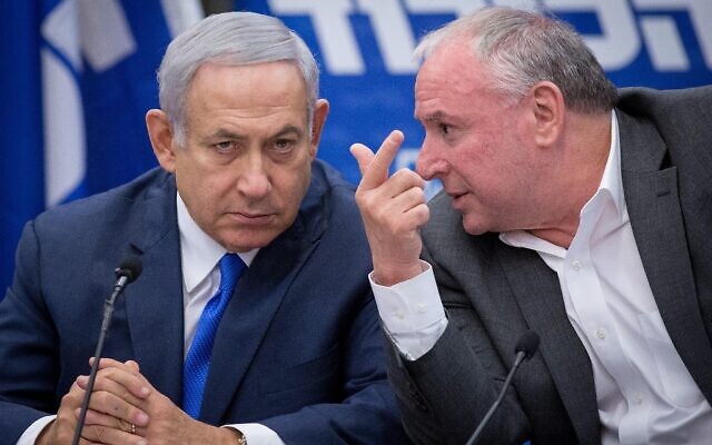 Le Premier ministre Benjamin Netanyahu, à gauche, discutant avec le président de la coalition de l'époque, le député David Amsalem, lors d'une réunion de faction du Likud à la Knesset, le 19 novembre 2018. (Crédit: Miriam Alster/Flash90)