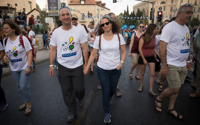 Dossier : Miriam et Ori Banki, parents de Shira Banki, assassinée lors de la Gay Pride de Jérusalem en 2015, participant à la marche annuelle des fiertés à Jérusalem, le 6 juin 2019. (Crédit: Noam Revkin Fenton/Flash90)