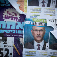 Affiches de campagne pour les élections générales israéliennes, à Tel Aviv, le 17 mars 2021. (Crédit : Miriam Alster/FLASH90)