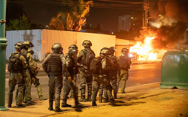 Forces de police à Lod pendant une émeute ethnique dans la ville mixte judéo-arabe du centre d’Israël, le 12 mai 2021. (Crédit : Yossi Aloni/Flash90)