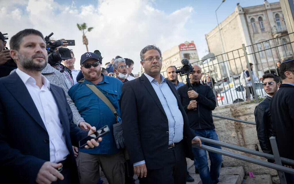 Les députés Bezalel Smotrich, à gauche, et Itamar Ben Gvir, au centre, à la porte de Damas dans la Vieille Ville de Jérusalem, le 20 octobre 2021. (Crédit: Yonatan Sindel/Flash90)