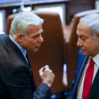 Le ministre des Affaires étrangères Yair Lapid et le leader de l'opposition Benjamin Netanyahu à la Knesset, le 8 novembre 2021. (Crédit: Olivier Fitoussi/Flash90)