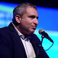 Le ministre du Logement et de la Construction, Zeev Elkin, assistant à une conférence à Modiin, le 5 décembre 2021. (Crédit : Tomer Neuberg/Flash90)