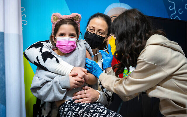 Un enfant est vacciné contre la COVID-19, à Jérusalem, le 30 décembre 2021. (Crédit : Olivier Fitoussi/Flash90)