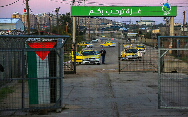 Travailleurs palestiniens au terminal d’Erez, dans le nord de la bande de Gaza, attendant d’entrer en Israël pour travailler, le 13 mars 2022. (Crédit : Attia Muhammed/Flash90)