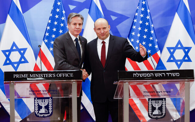 Le Premier ministre israélien Naftali Bennett rencontre le secrétaire d'État américain Antony Blinken à Jérusalem, le 27 mars 2021. (Crédit : Fitoussi/FLASH90)