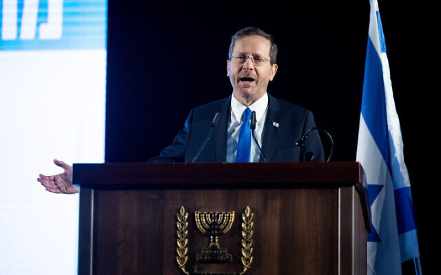 Le président Isaac Herzog lors d'une conférence du Conseil national des étudiants et de la jeunesse à Jérusalem, le 8 mai 2022. (Crédit : Yonatan Sindel/Flash90)