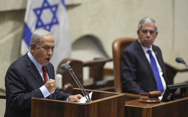 Le leader de l'opposition Benjamin Netanyahu s'exprime devant la Knesset, le 9 mai 2022. (Crédit : Yonatan Sindel/Flash90)