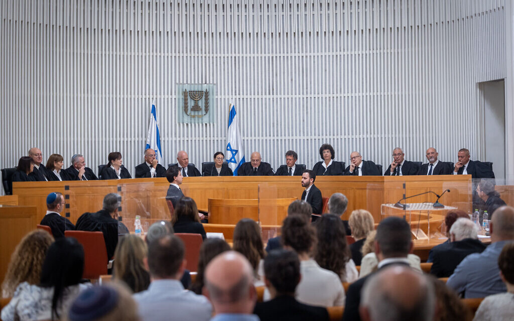 La cheffe de la Cour suprême Ester Hayut avec le juge sortant George Karra et les autres magistrats lors d'une cérémonie organisée en l'honneur de Karra à Jérusalem, le 29 mai 2022. (Crédit : Yonatan Sindel/Flash90)
